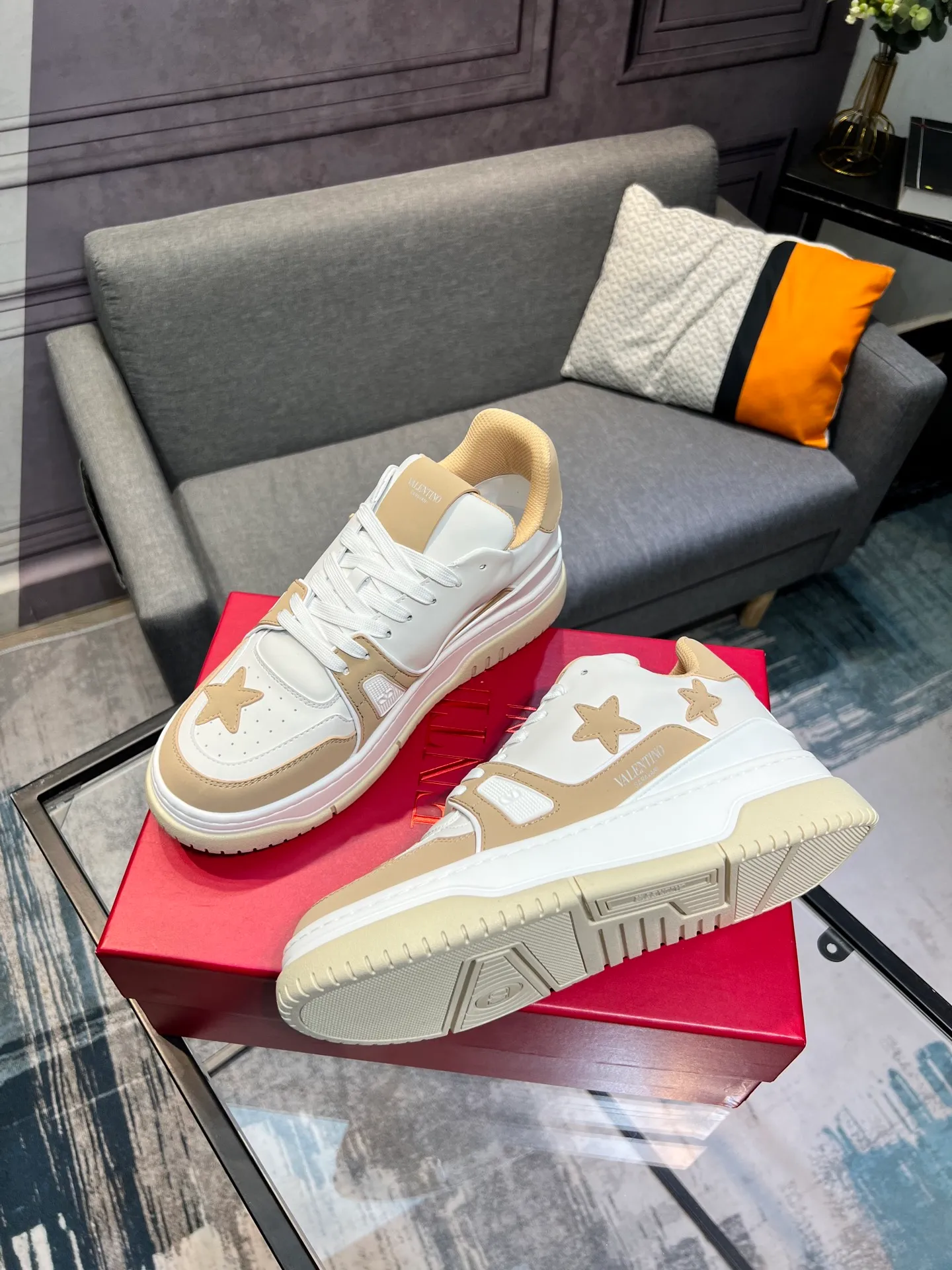 Men's Men's Shoes 💰660 Valentino 2023 early autumn new star shoes are now online! Wang Hedi and Ren Jialun have been worn by many celebrities. Who can refuse the same couple shoes as Wang Hedi! The design of Stars Stab My Heart is cool and spicy. The material of the shoes is cowhide, and every color is beautiful! Size 35-40, men’s size 39-44 (women’s 41, men’s 38, 45🉑️customized)